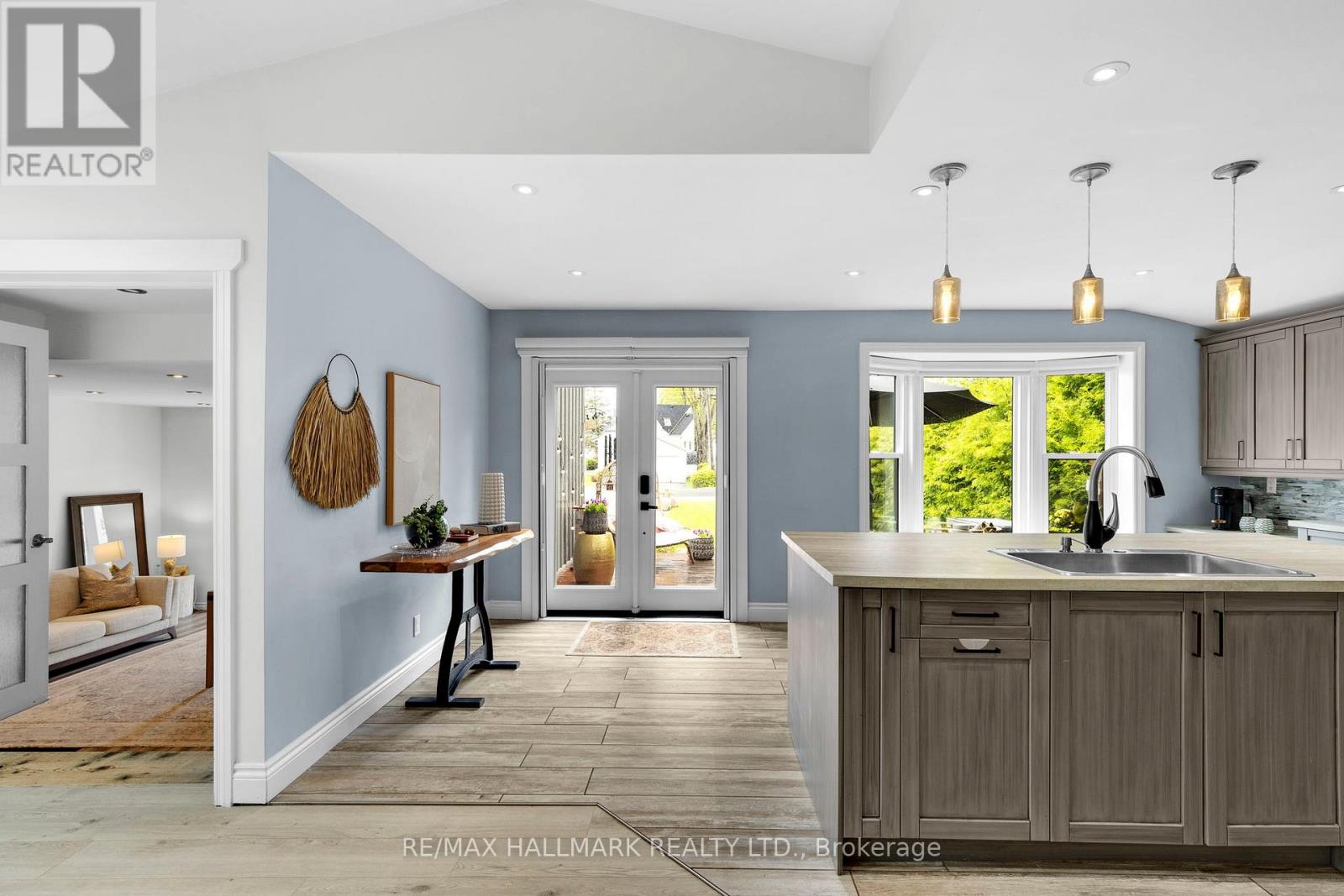 95 Lake Avenue, Ramara (Brechin), Ontario  L0K 1B0 - Photo 9 - S12832324