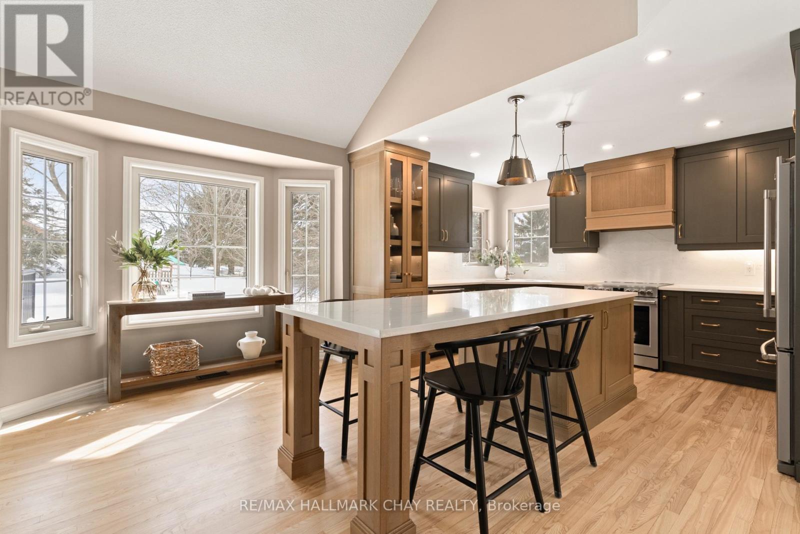 32 Forest Hill Drive, Springwater (Midhurst), Ontario  L0L 1X0 - Photo 10 - S12832380