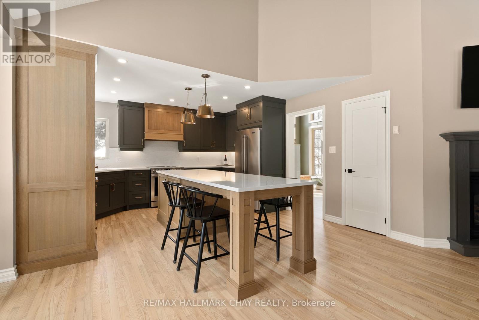 32 Forest Hill Drive, Springwater (Midhurst), Ontario  L0L 1X0 - Photo 9 - S12832380