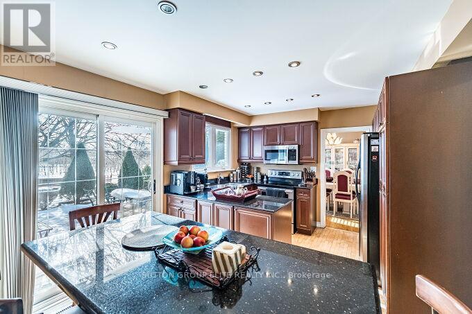 1290 Winding Trail N, Mississauga, Ontario  L4Y 2T7 - Photo 12 - W12832300