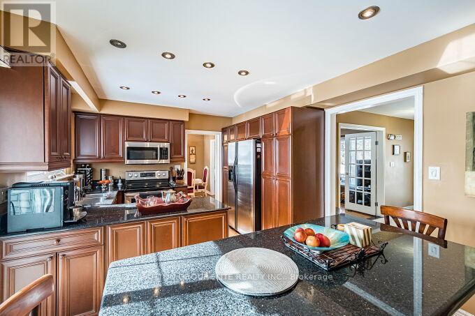 1290 Winding Trail N, Mississauga, Ontario  L4Y 2T7 - Photo 13 - W12832300