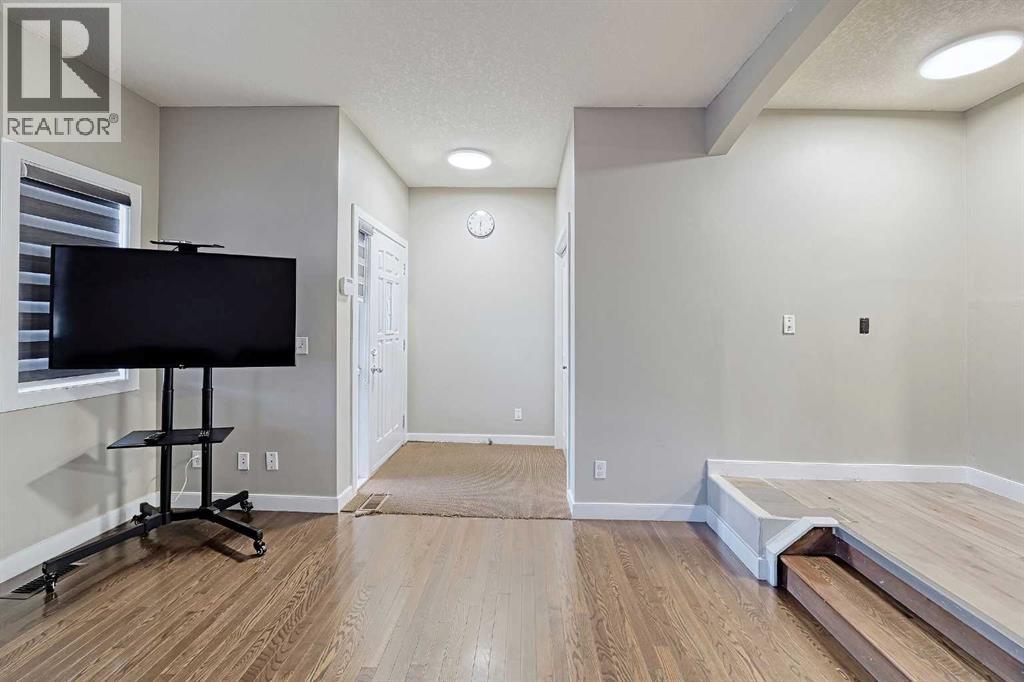 303 Saddlebrook Way Ne, Calgary, Alberta  T3J 0B4 - Photo 9 - A2288192