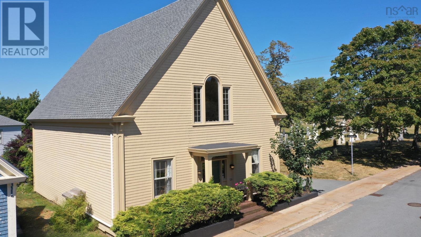 47 Kaulbach Street, Lunenburg, Nova Scotia  B0J 2C0 - Photo 3 - 202603574