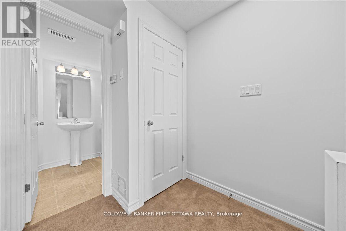 112 Paseo Private, Ottawa, Ontario  K2G 3J5 - Photo 3 - X12832624