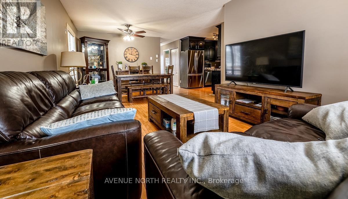 894 Lise Crescent, Clarence-Rockland, Ontario  K4K 1G8 - Photo 4 - X12832666