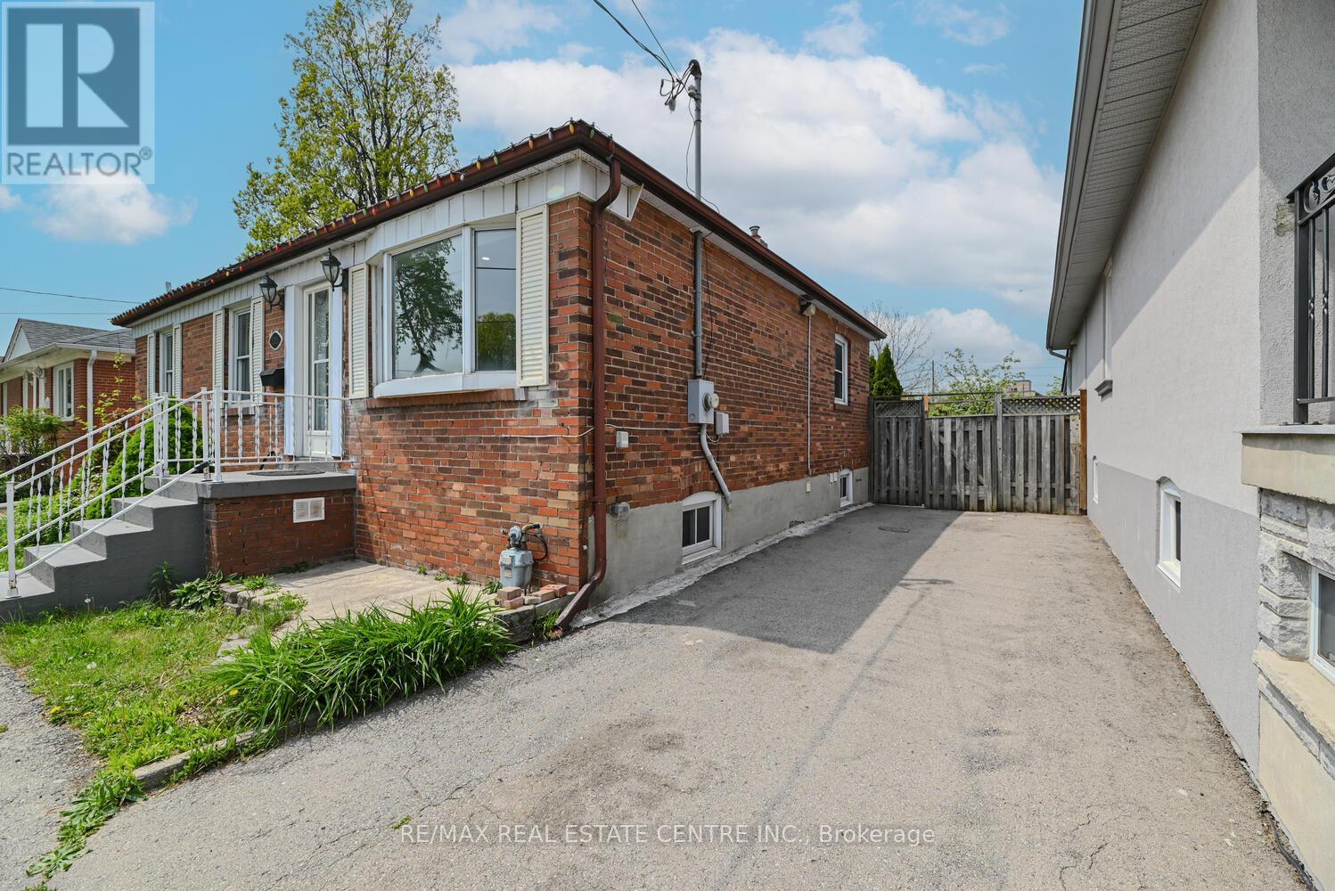 Lower 1 - 573 Exbury Crescent, Mississauga, Ontario  L5G 2P5 - Photo 3 - W12832662