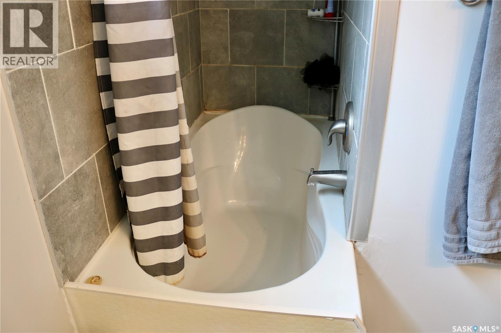 704 Ogilvie Street, Moosomin, Saskatchewan  S0G 3N0 - Photo 6 - SK029447