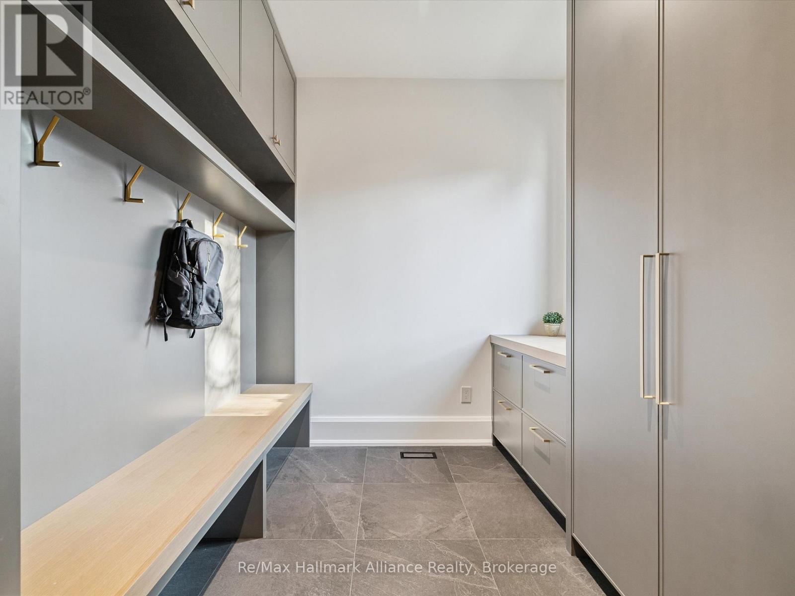 2074 Seabrook Drive, Oakville, Ontario  L6L 2T9 - Photo 17 - W12832780