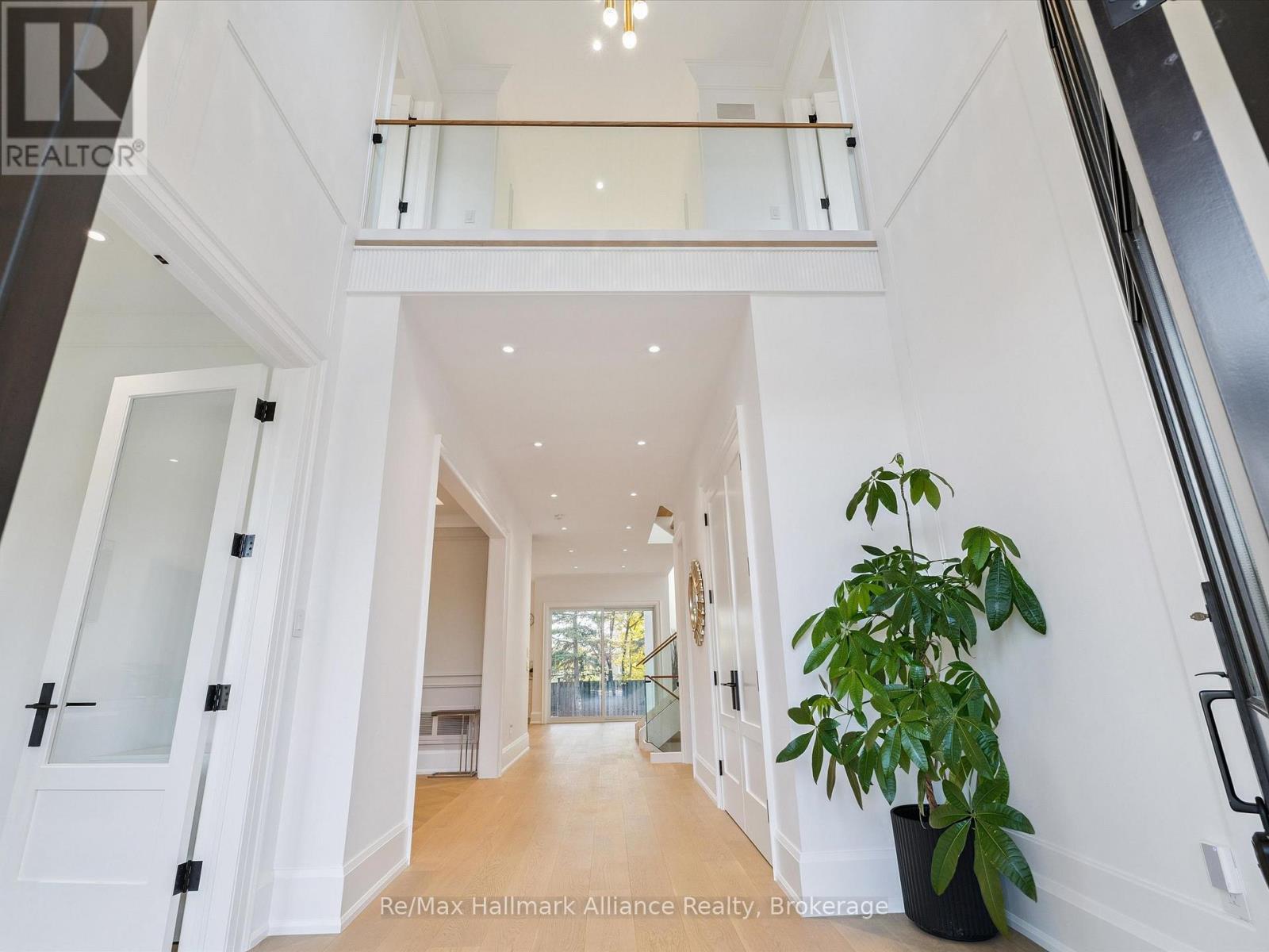 2074 Seabrook Drive, Oakville, Ontario  L6L 2T9 - Photo 5 - W12832780