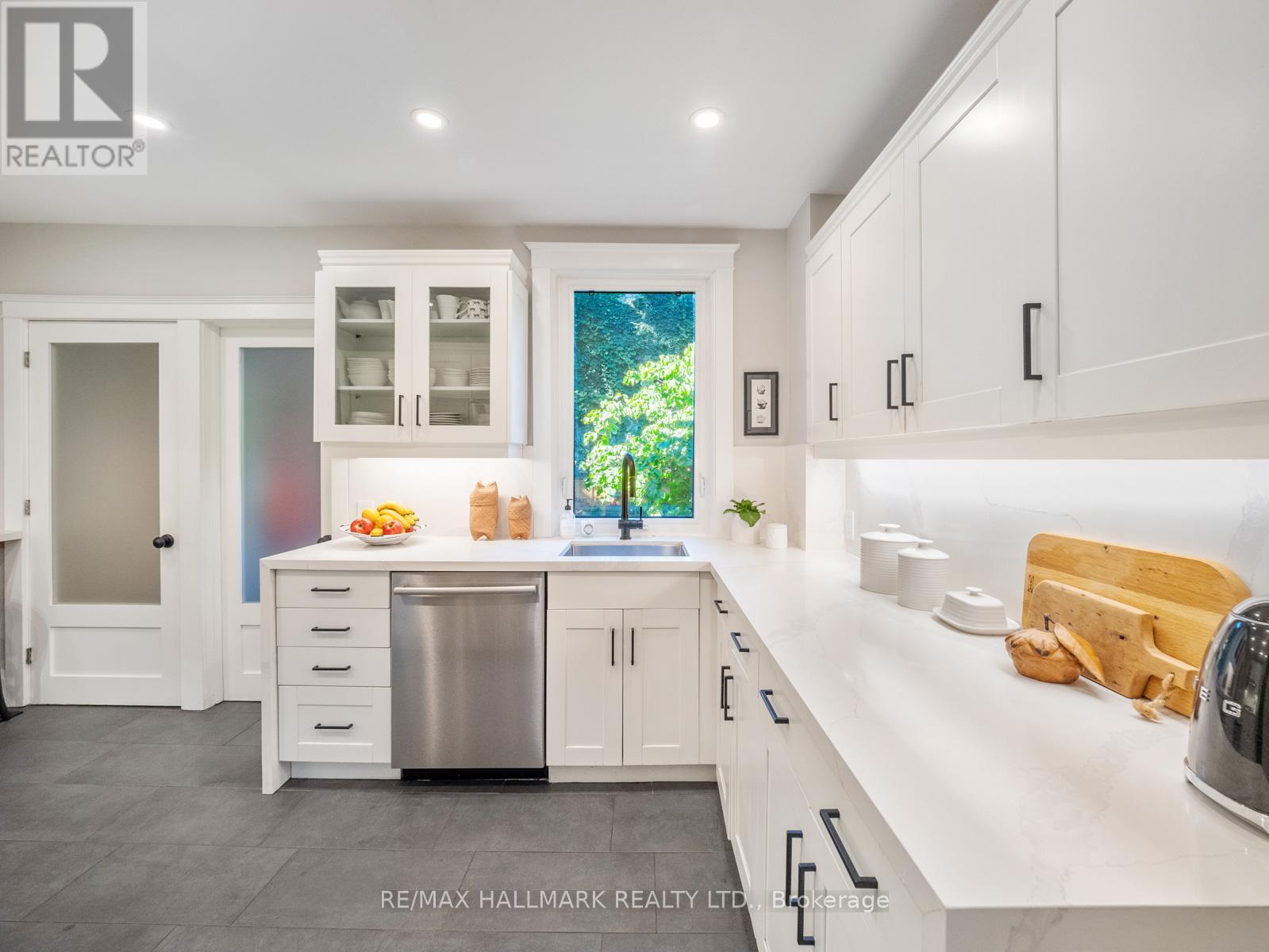 306 Lee Avenue, Toronto, Ontario  M4E 2P8 - Photo 14 - E12832736