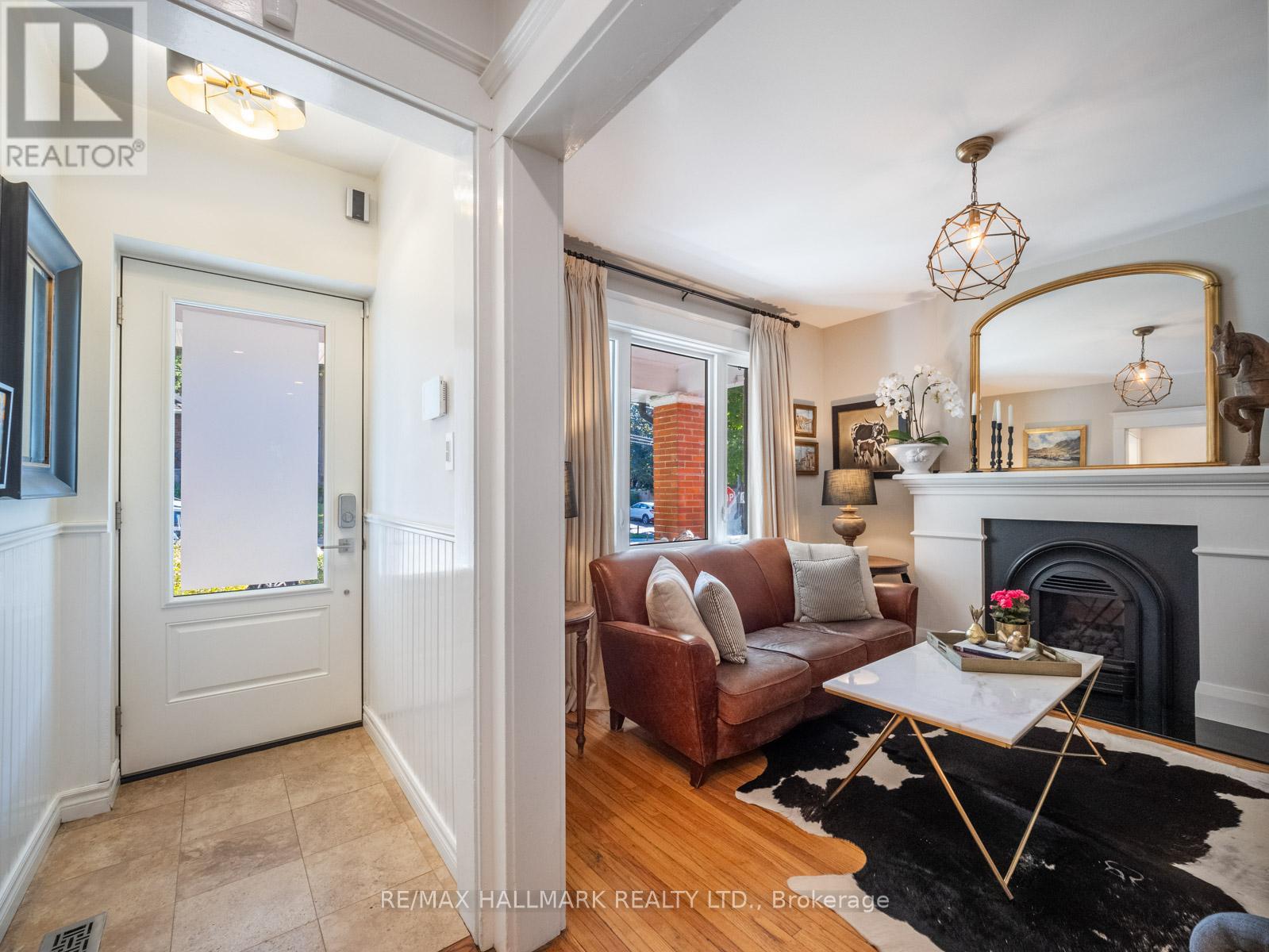 306 Lee Avenue, Toronto, Ontario  M4E 2P8 - Photo 5 - E12832736