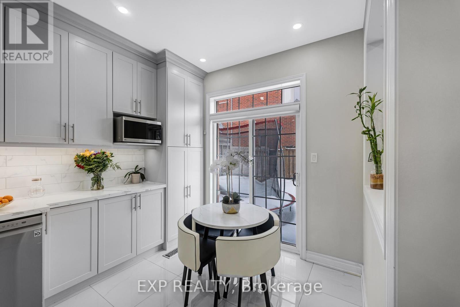 565 Foxcroft Boulevard, Newmarket, Ontario  L3X 3L6 - Photo 12 - N12832688