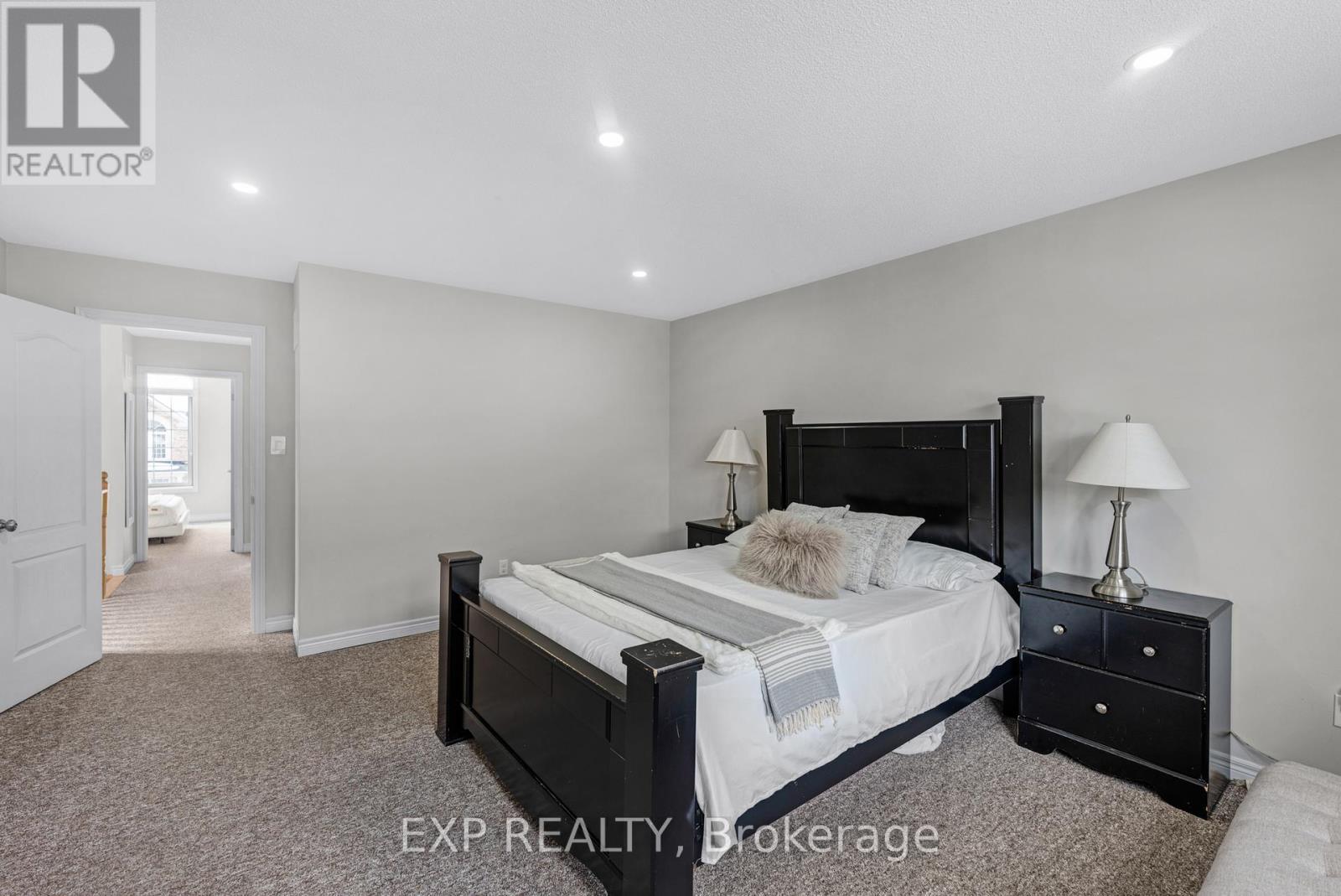 565 Foxcroft Boulevard, Newmarket, Ontario  L3X 3L6 - Photo 18 - N12832688