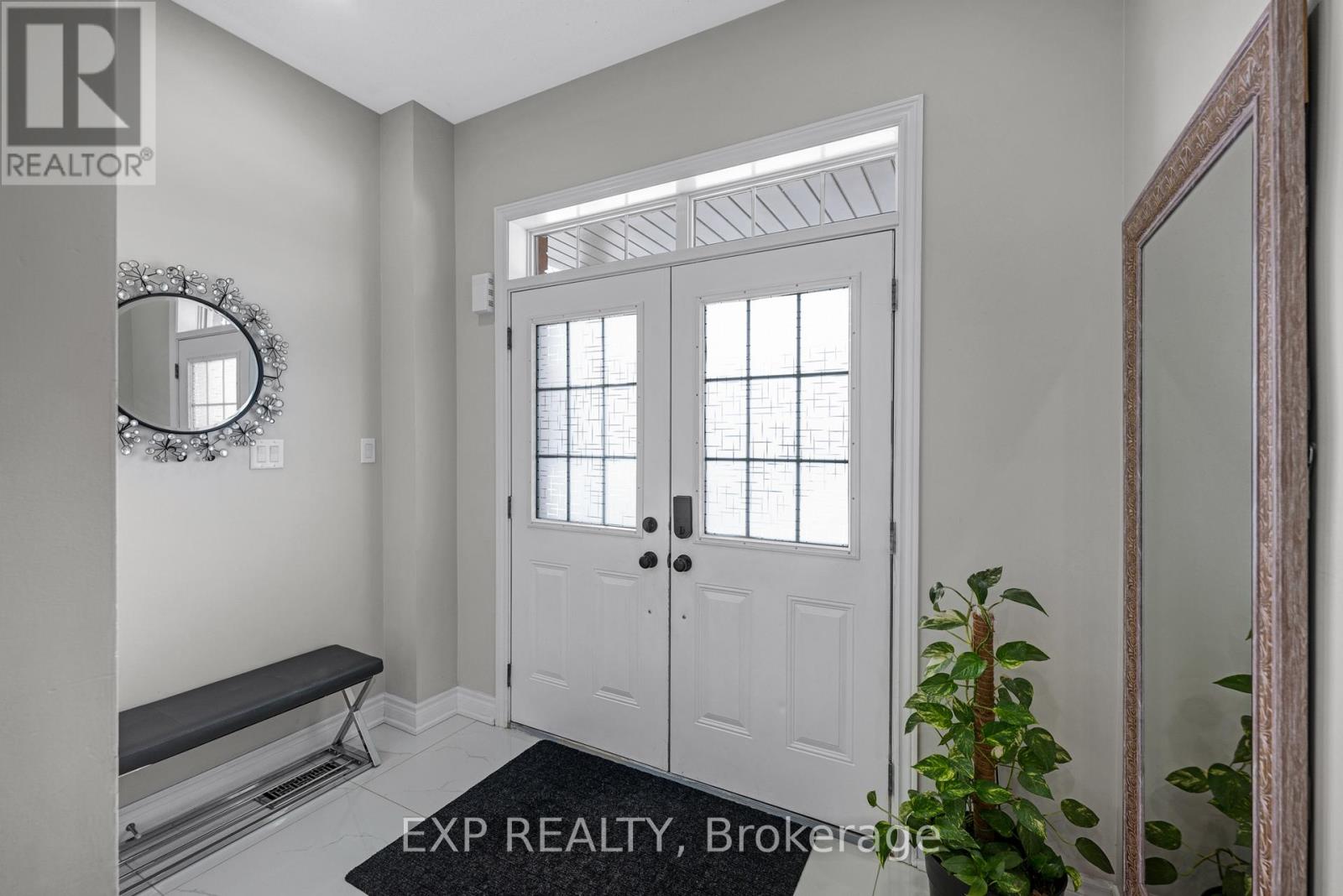 565 Foxcroft Boulevard, Newmarket, Ontario  L3X 3L6 - Photo 4 - N12832688