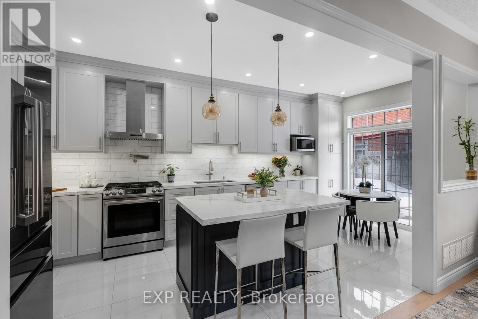 565 Foxcroft Boulevard, Newmarket, Ontario  L3X 3L6 - Photo 9 - N12832688