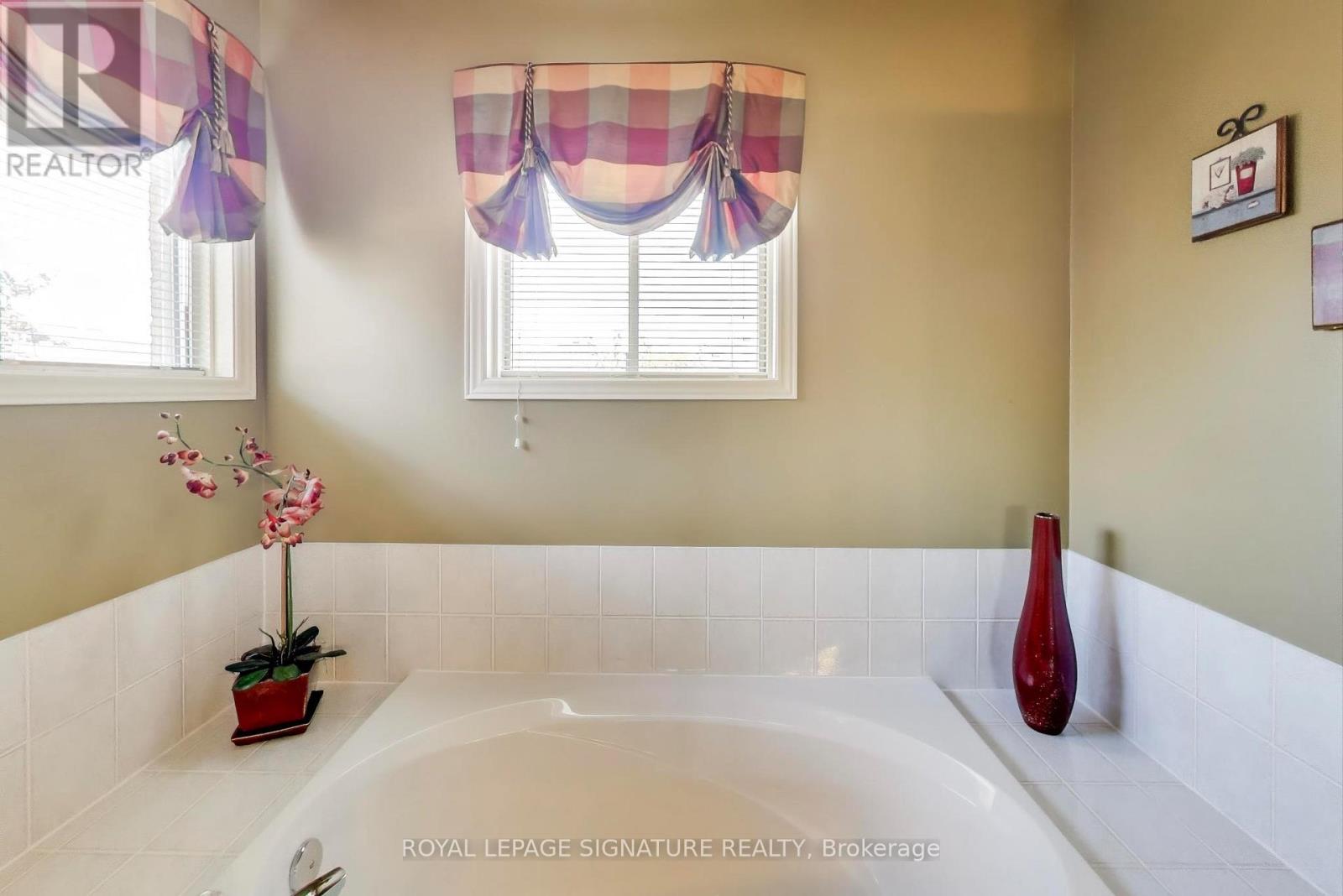 127 Mountcharles Crescent, Vaughan, Ontario  L6A 2J9 - Photo 26 - N12832792