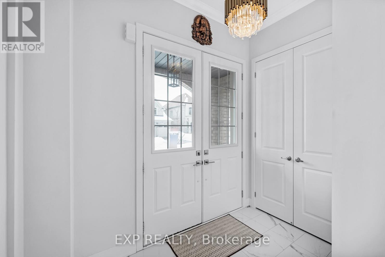 80 Sikura Circle, Aurora, Ontario  L4G 3Y9 - Photo 3 - N12832826