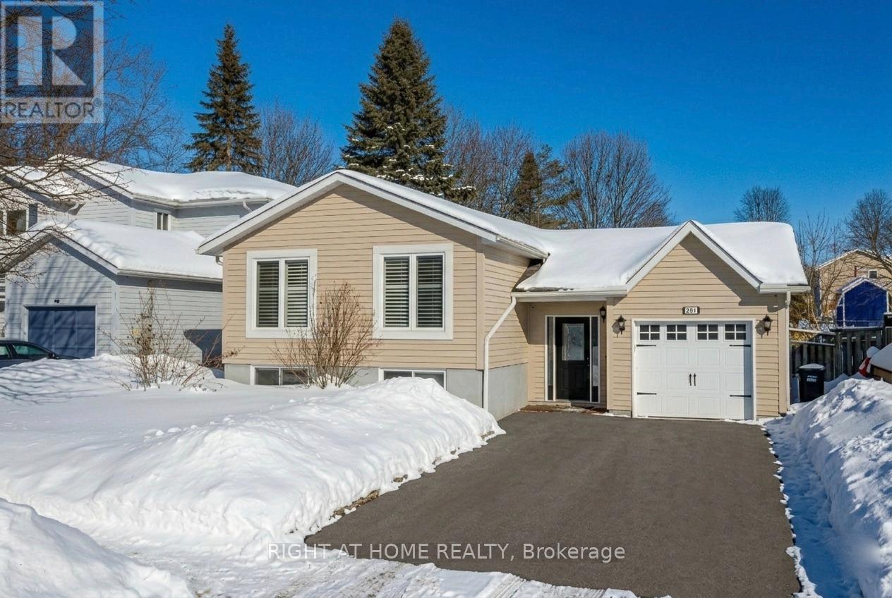 261 Crawford Street, Barrie (Ardagh), Ontario  L4N 6P5 - Photo 1 - S12832700