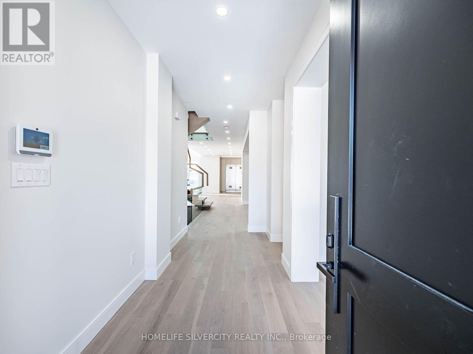 1078 Cherriebell Rd Road, Mississauga, Ontario  L5E 2R3 - Photo 3 - W12832754