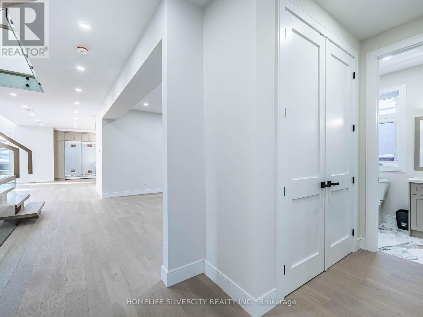 1078 Cherriebell Rd Road, Mississauga, Ontario  L5E 2R3 - Photo 5 - W12832754