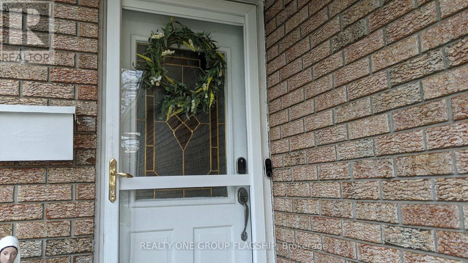 25 Stillwater Crescent N, Brampton, Ontario  L6X 3K6 - Photo 2 - W12832756