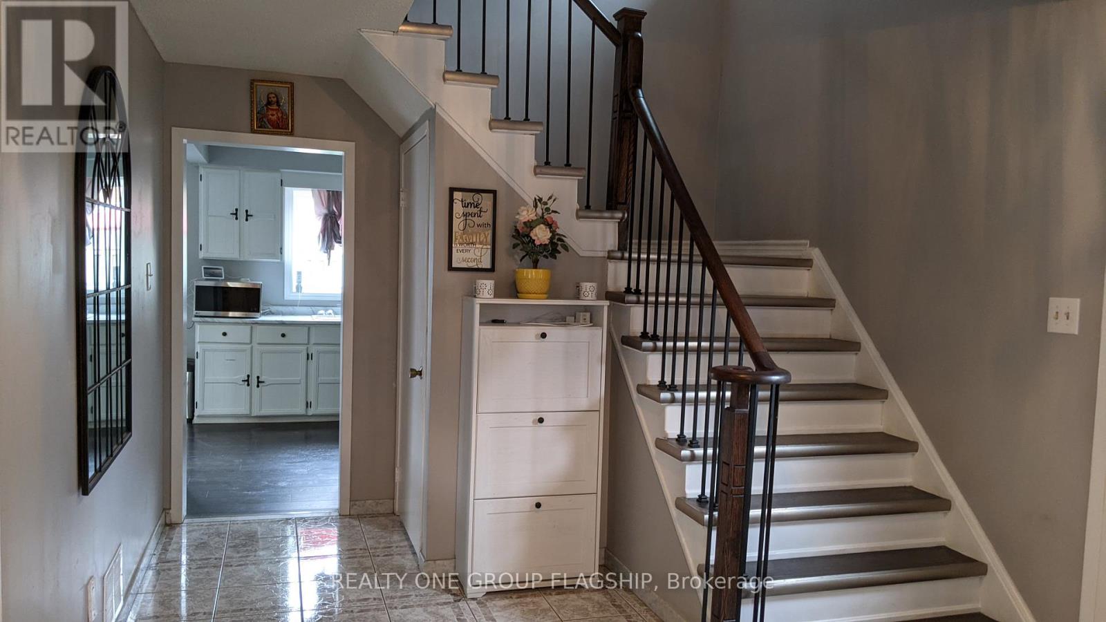 25 Stillwater Crescent N, Brampton, Ontario  L6X 3K6 - Photo 4 - W12832756