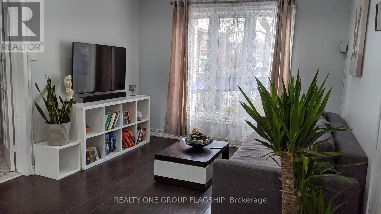 25 Stillwater Crescent N, Brampton, Ontario  L6X 3K6 - Photo 6 - W12832756