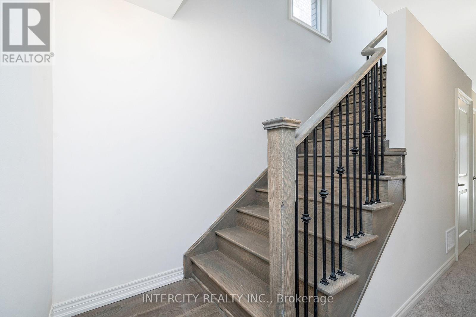 12 Queenpost Drive, Brampton, Ontario  L6Y 6L2 - Photo 8 - W12832816