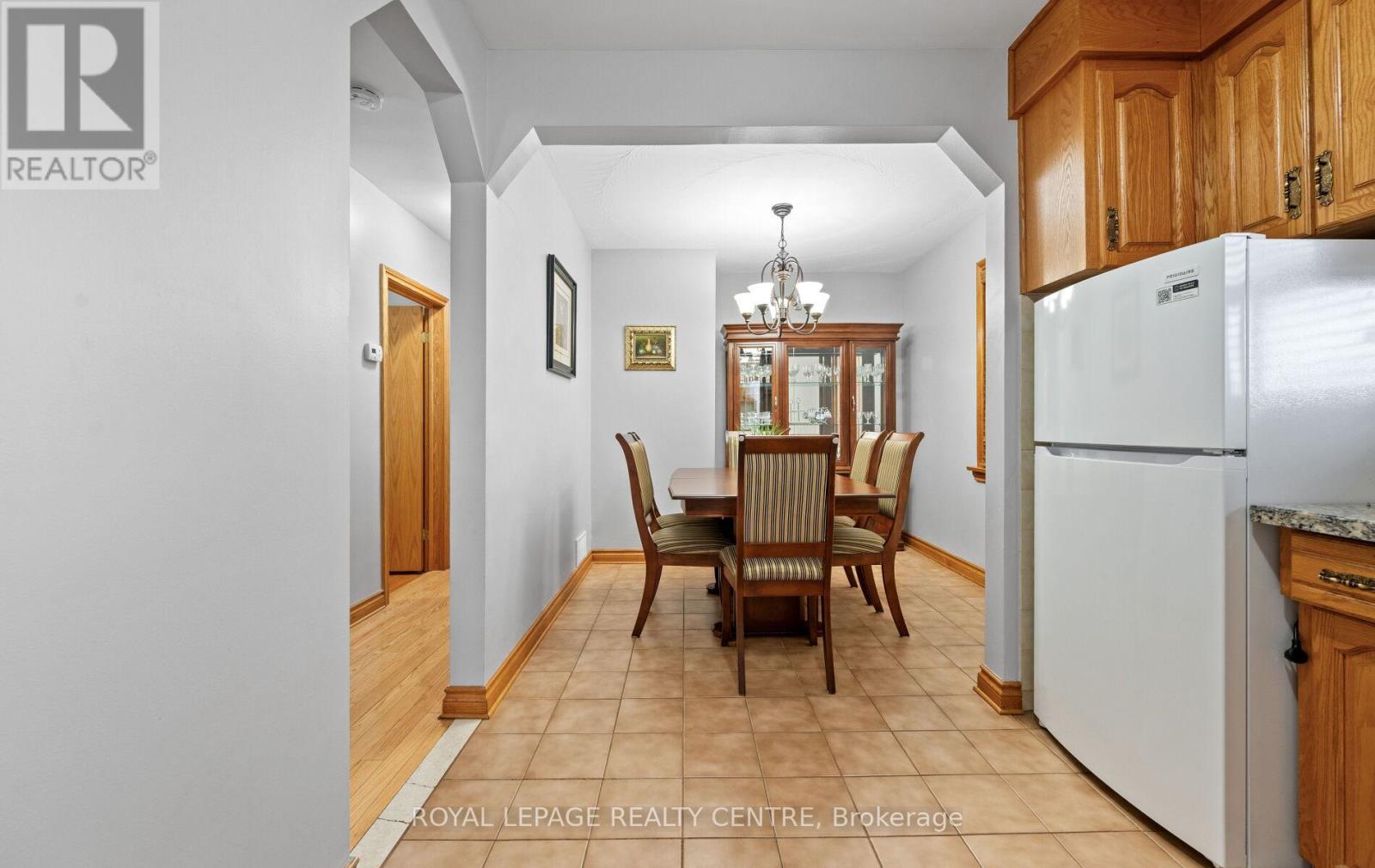 8 Davick Drive, Toronto, Ontario  M8W 2C9 - Photo 10 - W12832818