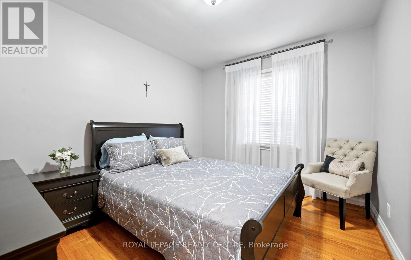 8 Davick Drive, Toronto, Ontario  M8W 2C9 - Photo 12 - W12832818