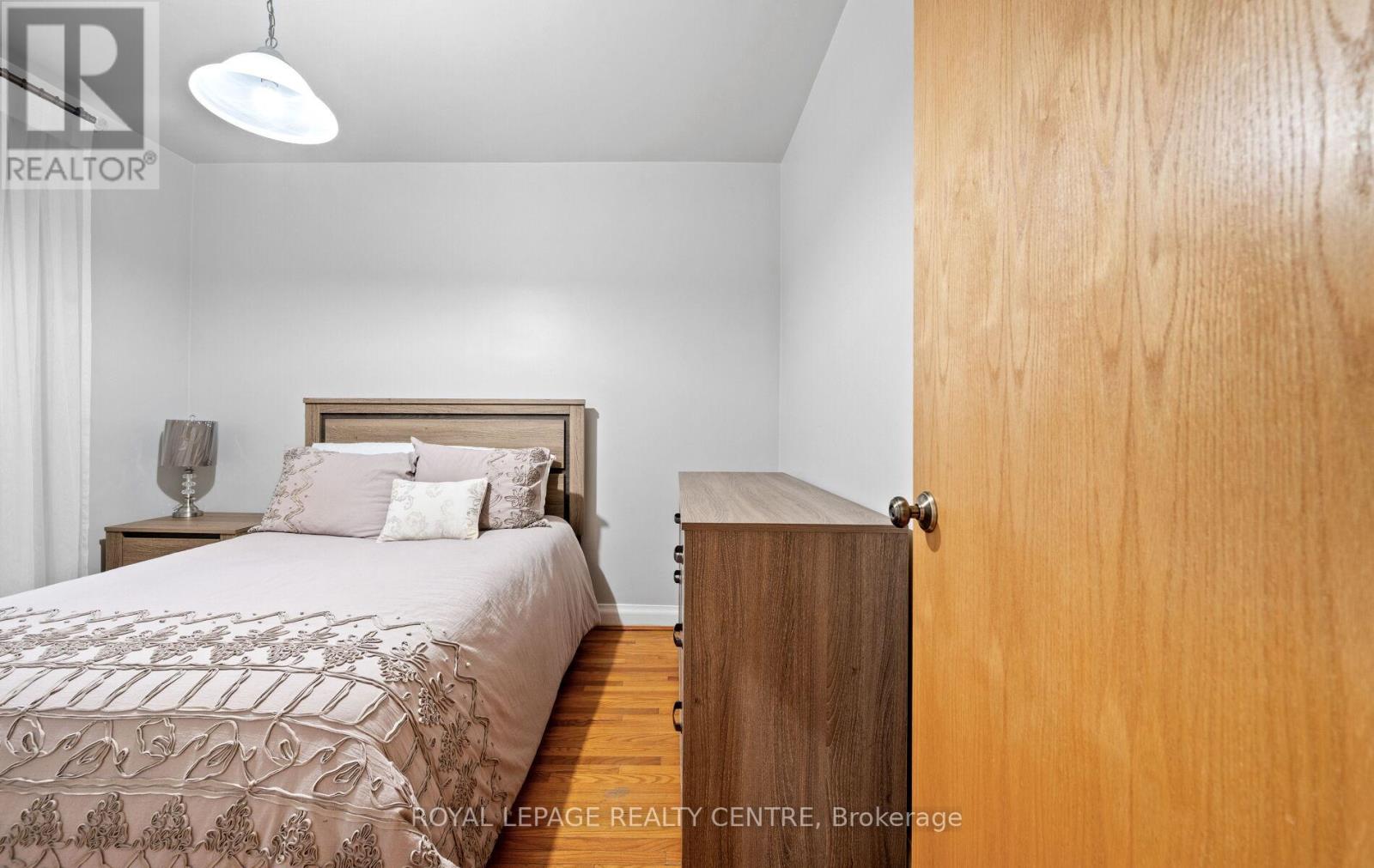 8 Davick Drive, Toronto, Ontario  M8W 2C9 - Photo 14 - W12832818