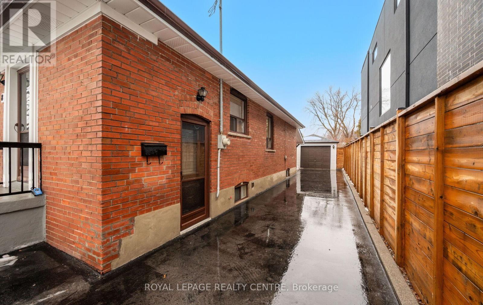 8 Davick Drive, Toronto, Ontario  M8W 2C9 - Photo 4 - W12832818