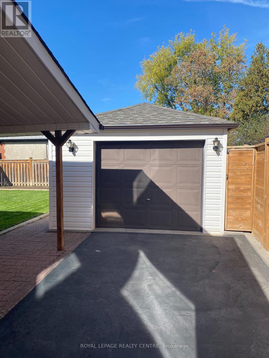 8 Davick Drive, Toronto, Ontario  M8W 2C9 - Photo 5 - W12832818