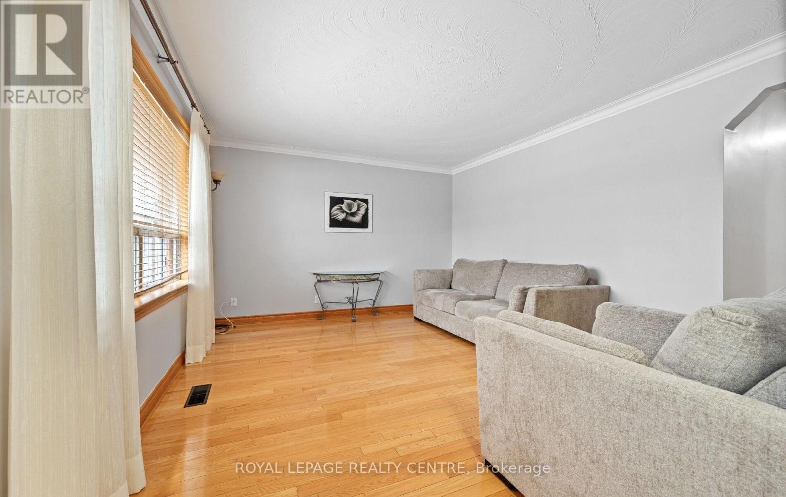 8 Davick Drive, Toronto, Ontario  M8W 2C9 - Photo 6 - W12832818