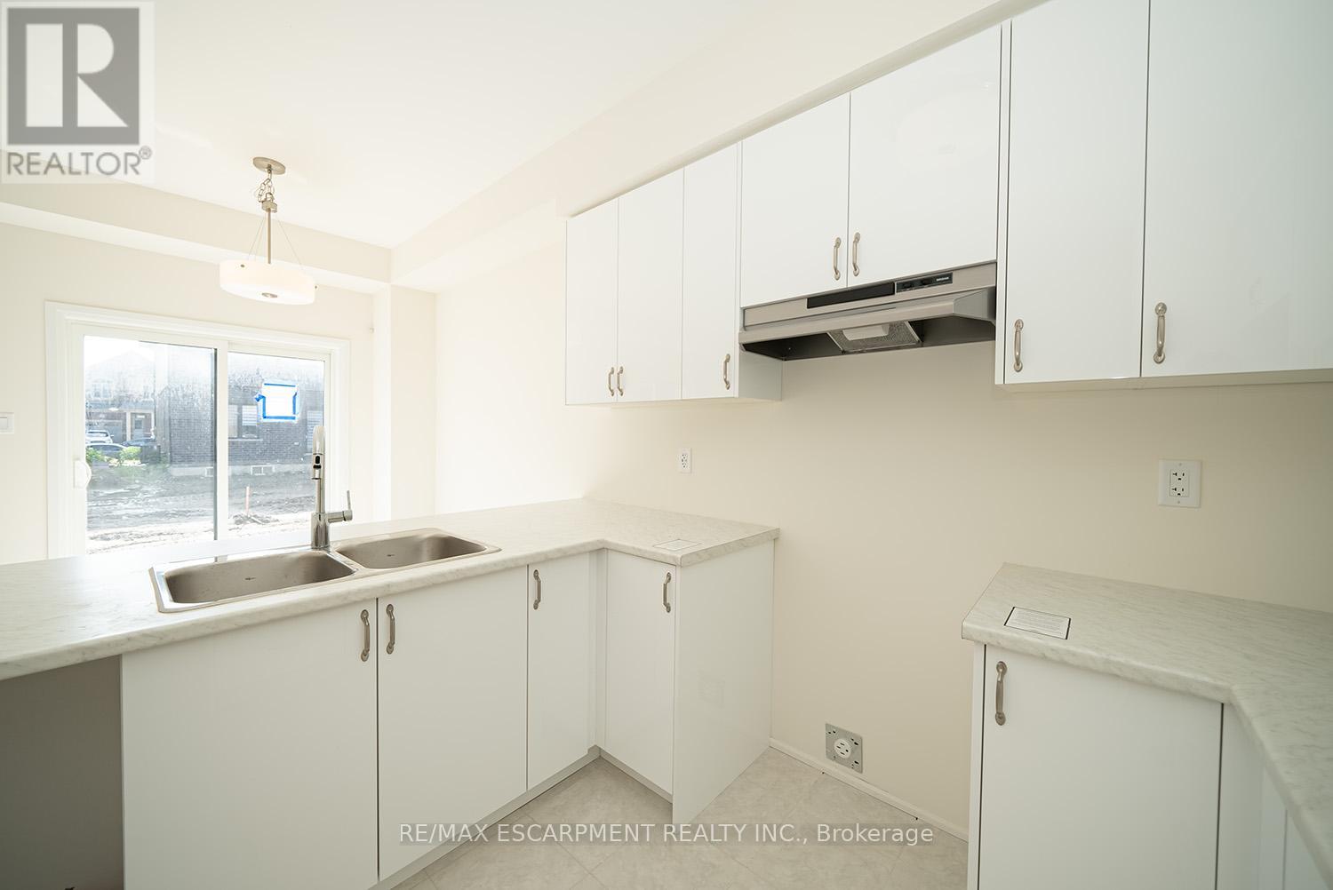 20 Dennis Avenue, Brantford, Ontario  N3V 0C1 - Photo 8 - X12832760