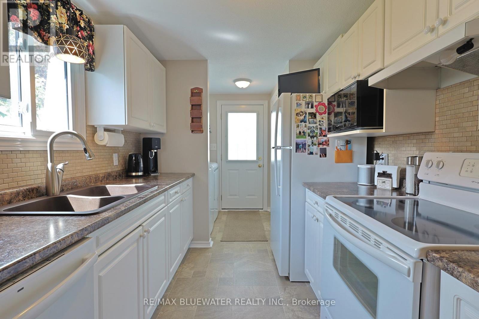 209 Biltmore Drive, South Huron, Ontario  N0M 1T0 - Photo 16 - X12833008