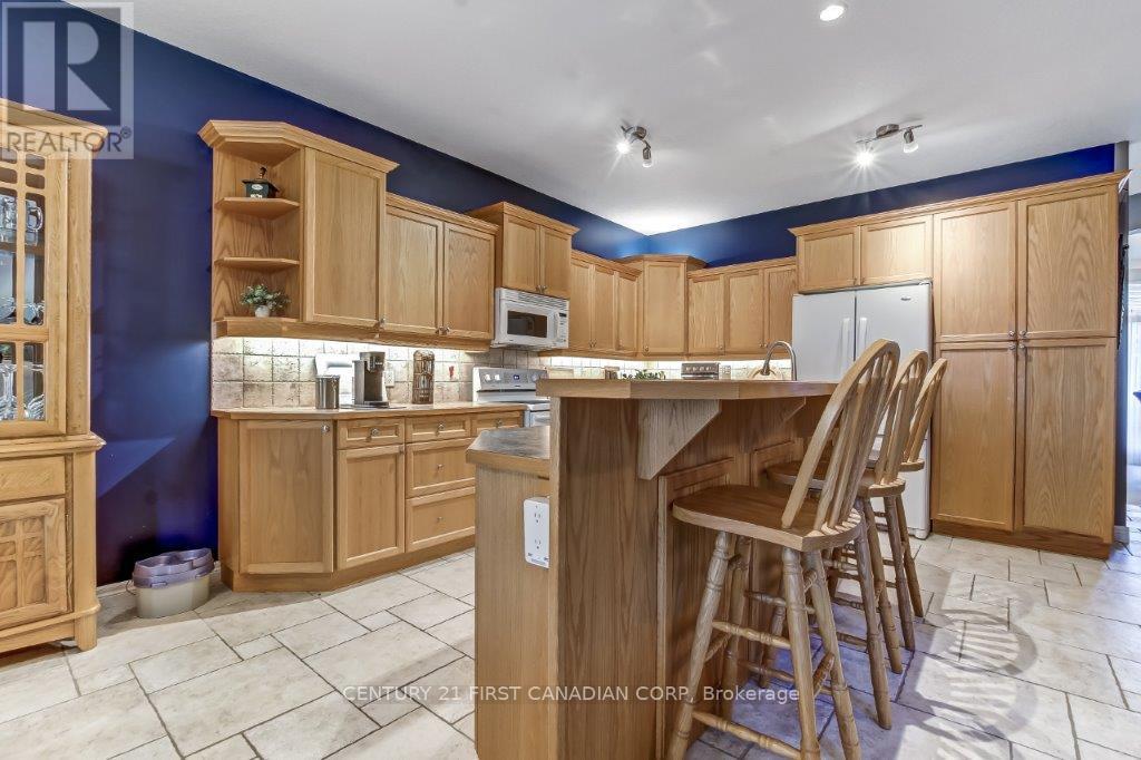 10145 Merrywood Drive, Lambton Shores, Ontario  N0M 1T0 - Photo 22 - X12833022