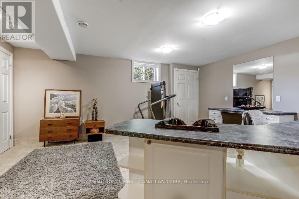 10145 Merrywood Drive, Lambton Shores, Ontario  N0M 1T0 - Photo 37 - X12833022