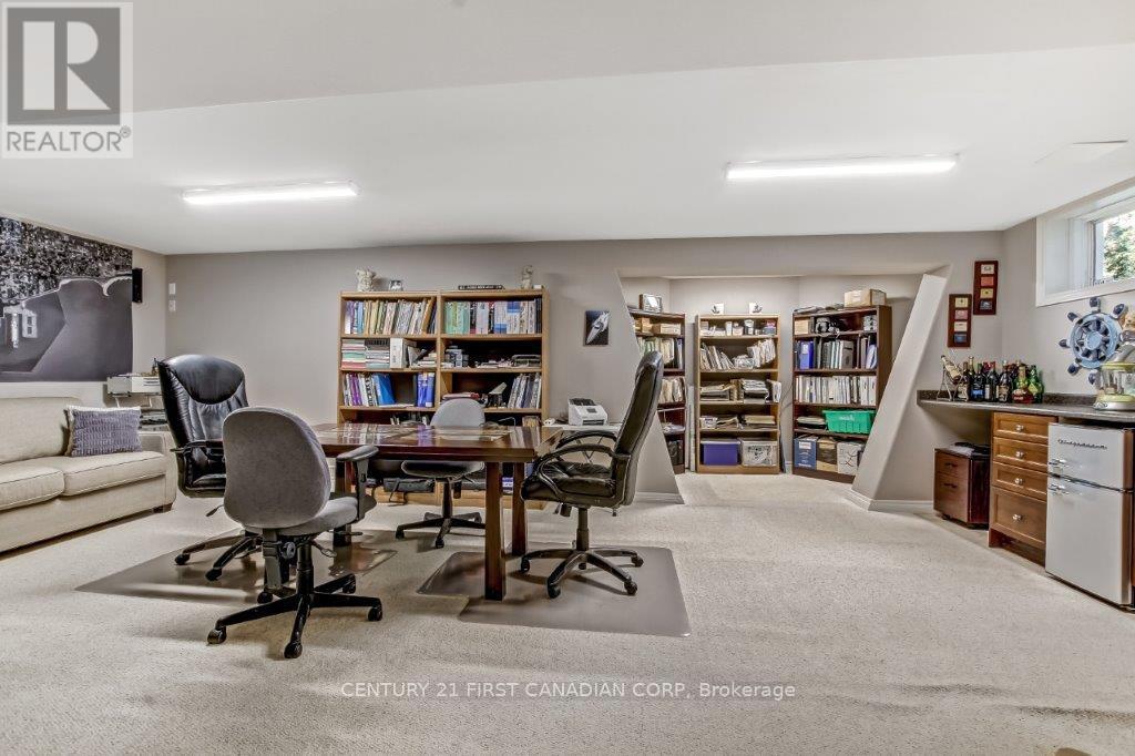 10145 Merrywood Drive, Lambton Shores, Ontario  N0M 1T0 - Photo 38 - X12833022