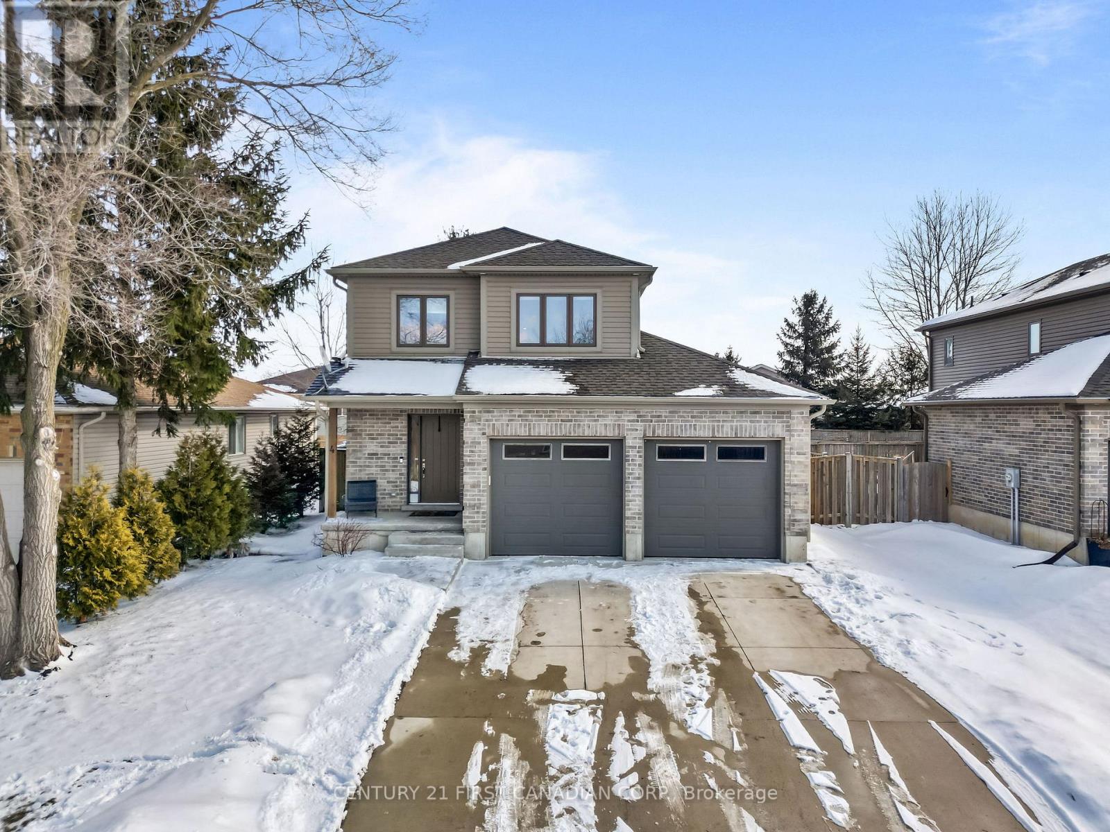 4 Finch Street, North Middlesex, Ontario  N0M 1A0 - Photo 2 - X12833172