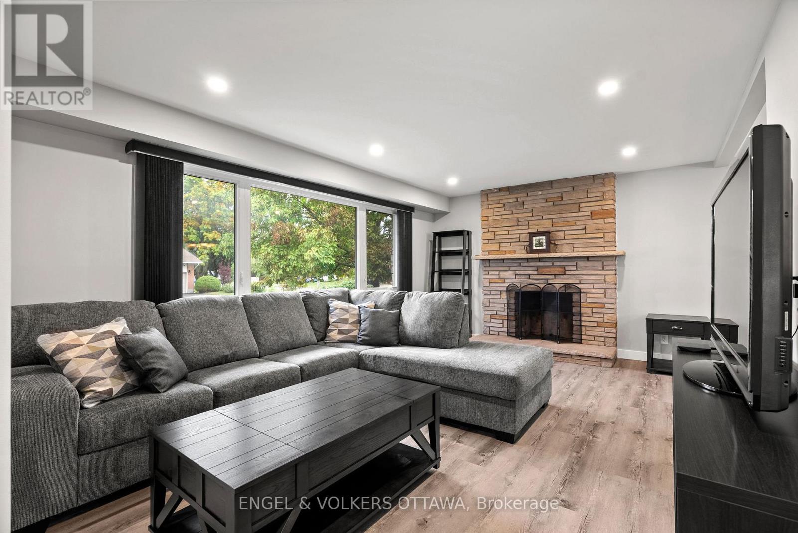 20 Gary Avenue, Ottawa, Ontario  K2G 3L3 - Photo 3 - X12832896