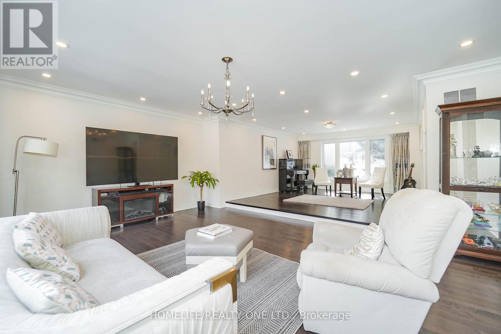 31 Bearwood Drive, Toronto, Ontario  M9A 4G5 - Photo 10 - W12801992