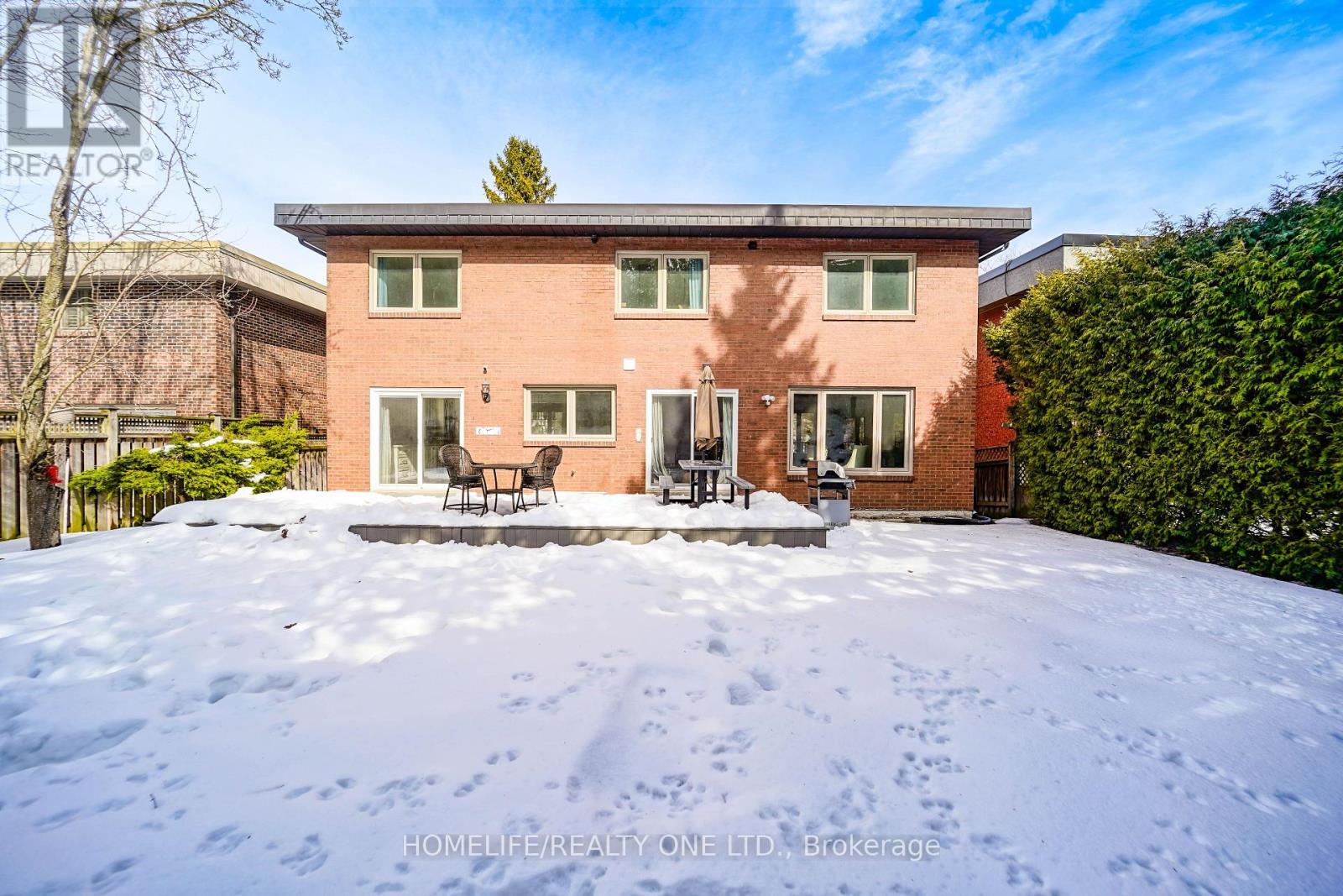 31 Bearwood Drive, Toronto, Ontario  M9A 4G5 - Photo 9 - W12801992