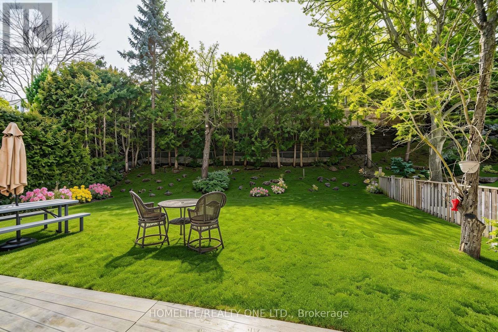 31 Bearwood Drive, Toronto, Ontario  M9A 4G5 - Photo 4 - W12801992