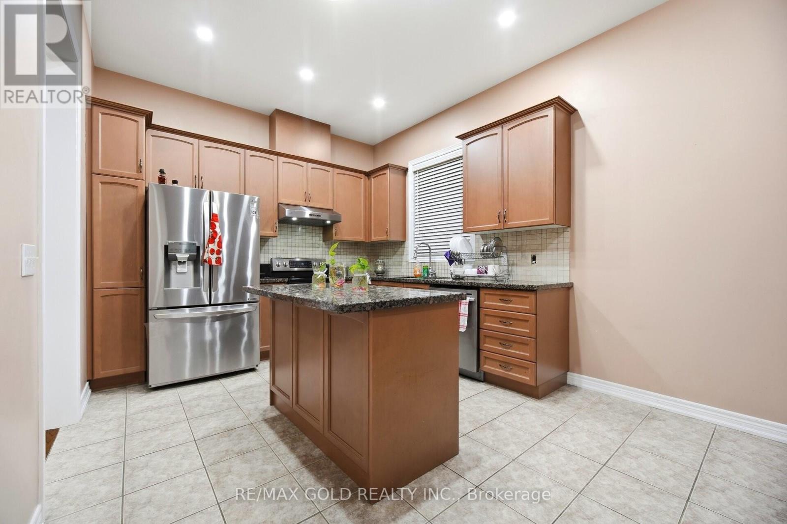 26 Drummondville Drive, Brampton, Ontario  L6P 3M9 - Photo 9 - W12827378