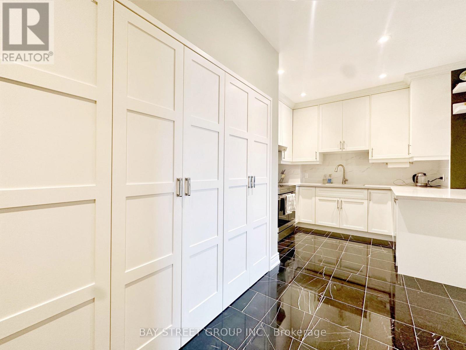 1001 - 102 Bloor Street W, Toronto, Ontario  M5S 1M8 - Photo 9 - C12833164