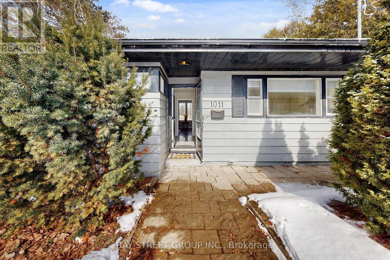 1011 Janette Street, Newmarket, Ontario  L3Y 3C4 - Photo 3 - N12832872