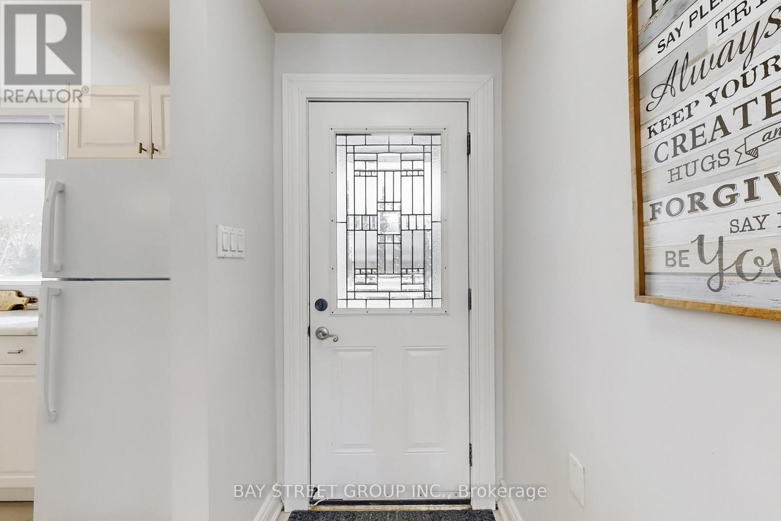 1011 Janette Street, Newmarket, Ontario  L3Y 3C4 - Photo 4 - N12832872