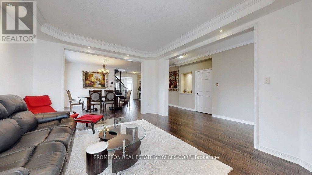 18 Bridleford Court, Markham, Ontario  L3P 7Z2 - Photo 3 - N12833100