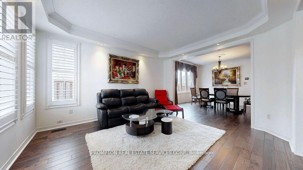 18 Bridleford Court, Markham, Ontario  L3P 7Z2 - Photo 4 - N12833100